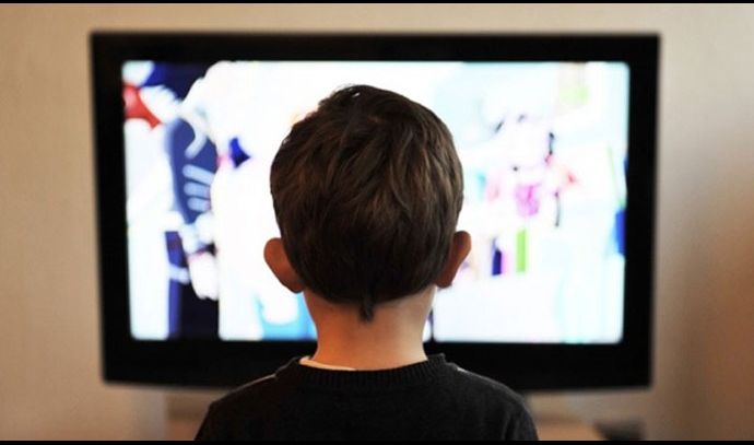 التلفزيون في غرف الأطفال يعرضهم لخطر البدانة