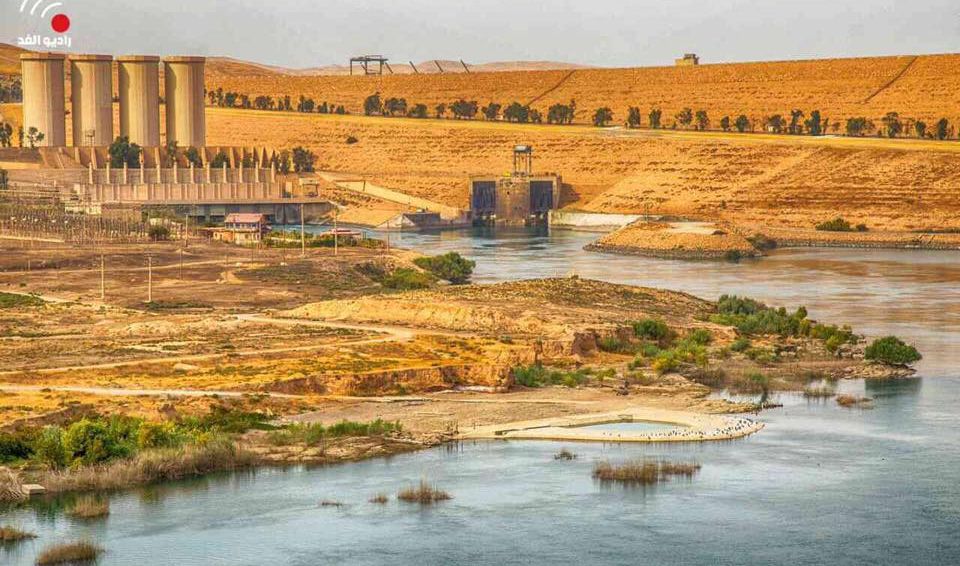 بالصور .. ارتفاع منسوب مياه نهر دجلة بسبب فتح عدد من بوابات سد الموصل