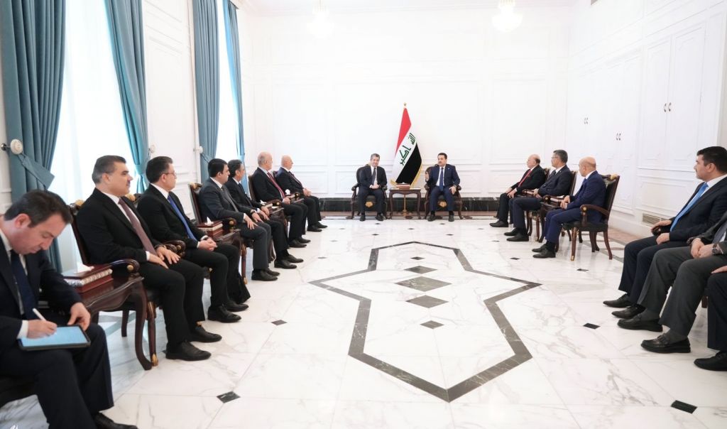 رئيس الوزراء يستقبل بارزاني والوفد المرافق له
