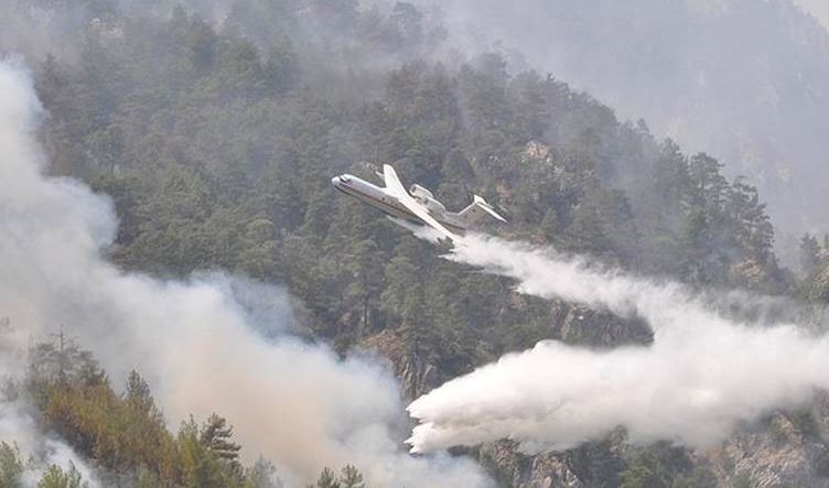 تركيا تواصل جهودها في إطفاء الحرائق بموغلا وأيدن