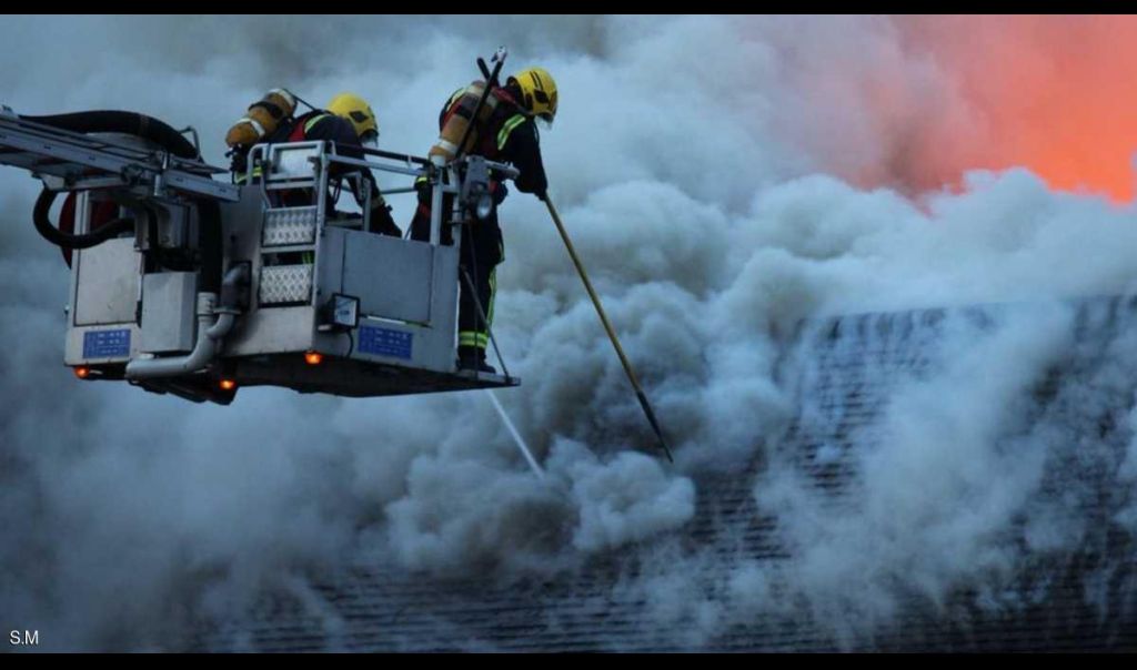لندن تكافح حريقا ضخما.. والشرطة تشتبه بـ 3 أشخاص