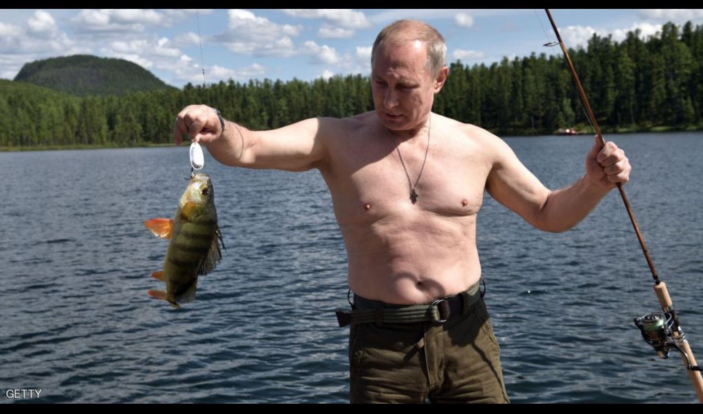 بوتن يتحدى البرودة ويصطاد السمك عاري الصدر