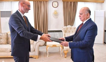 وزير الخارجية يتسلم أوراق اعتماد السفير البريطاني الجديد في العراق