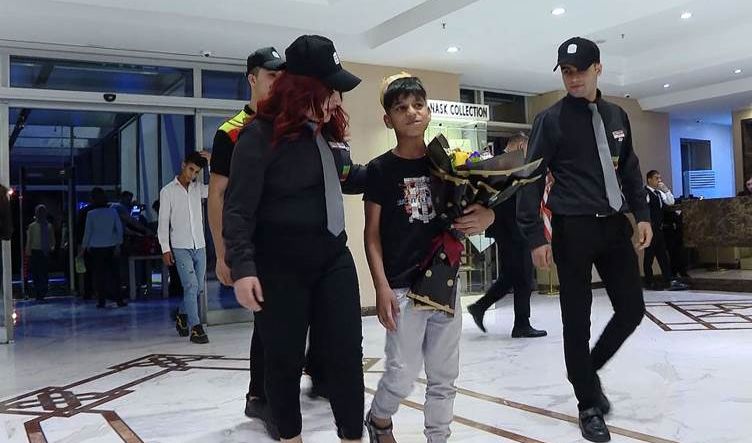 مالك مطعم في أربيل يحقق حلم طفل مطار النجف بصعود الطائرة
