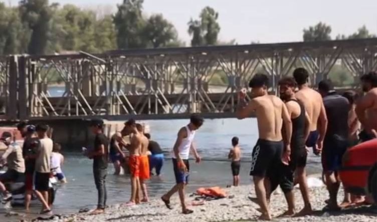 نينوى.. مواطنون يقاومون حرارة الصيف الحارقة بالسباحة في نهر دجلة