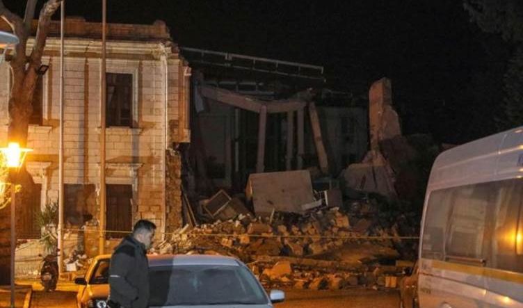 الزلزال يهدم مبنى محافظة هاتاي