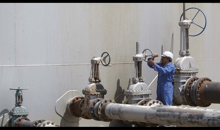 النفط تعلن استئناف العمل في حقل الناصرية النفطي بعد توقفه