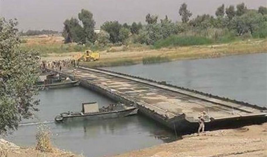 نصب اول جسر عائم يربط جانبي الموصل