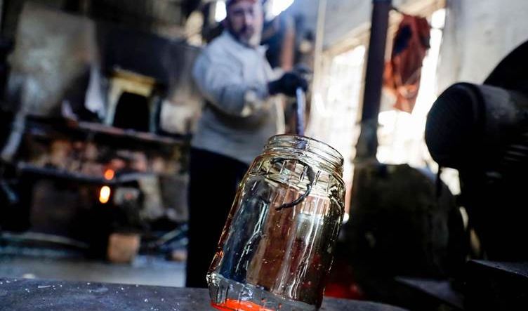 لبنانيون يحولون زجاج بيروت المحطم جراء الانفجار إلى أباريق وأوعية