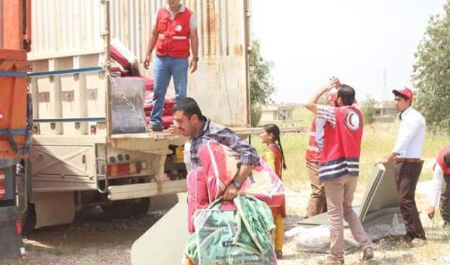 الهلال الاحمر التركي يوزع مساعدات لنازحي أيمن الموصل
