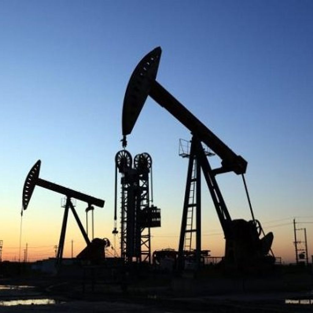 النفط يعزز مكاسبه وسط توقعات بخفض أعمق لإنتاج 