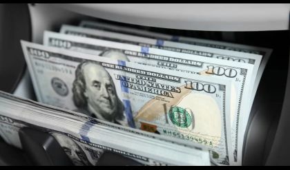 مستشار حكومي: استراتيجية البنك المركزي أسهمت في تراجع الطلب على الدولار بالسوق الموازية