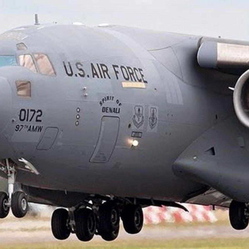 واشنطن ترسل مساعدات إلى غزة في طائرات عسكرية