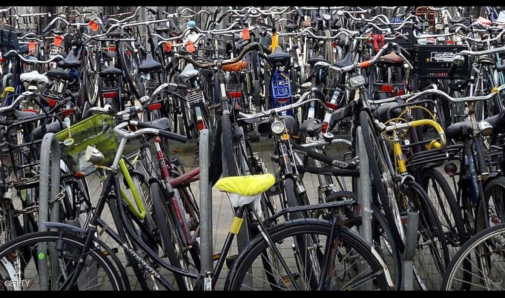 هولندا تبني أكبر مرآب دراجات في العالم
