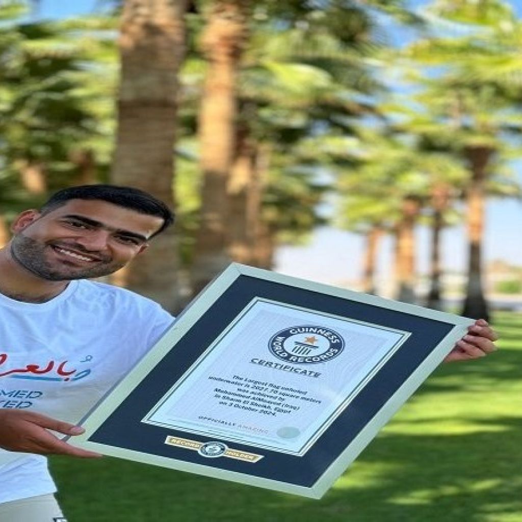 الغواص محمد المؤيد يدخل موسوعة غينيس بفرد أكبر علم تحت الماء