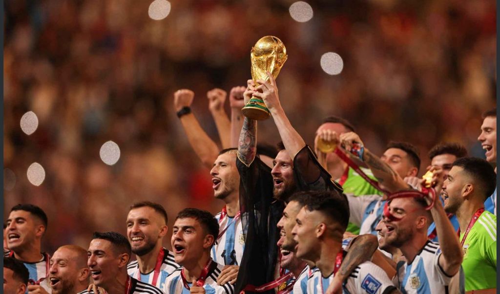 المنتخب الأرجنتيني يرفع كأس العالم 2022