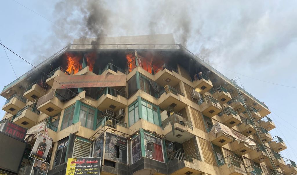إنقاذ 9 أشخاص وإخماد حريق في بناية تجارية وسط بغداد