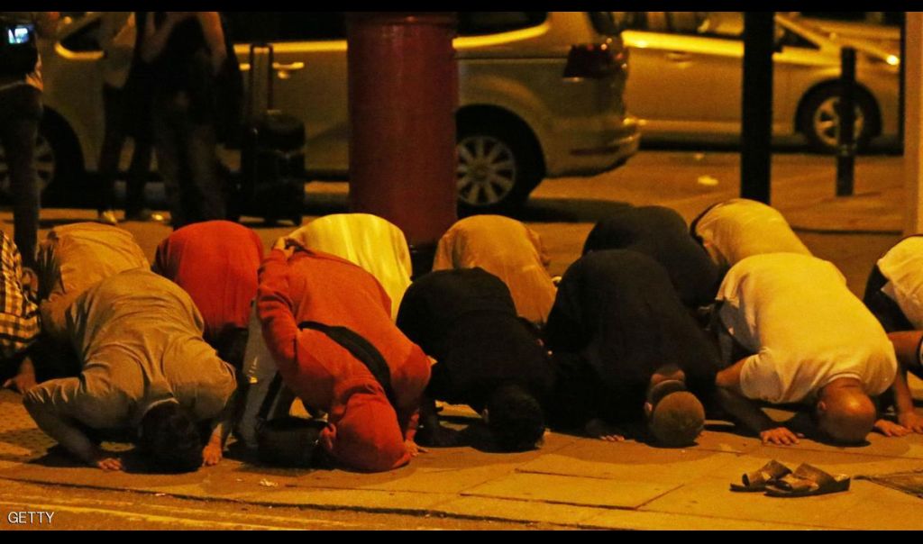 المسلمون واصلوا الصلاة بعد 