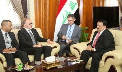 وزير الدفاع يبحث مع السفير الاميركي لدى بغداد سير العمليات العسكرية في الموصل