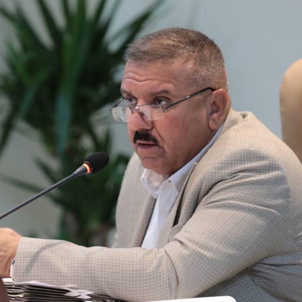 وزير الداخلية يوافق على المضي بتوطين رواتب الدرجات الخاصة والضباط