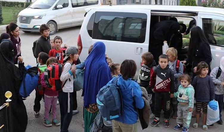 فرنسا تعيد 15 امرأة و40 طفلاً من مخيمات شمال شرق سوريا