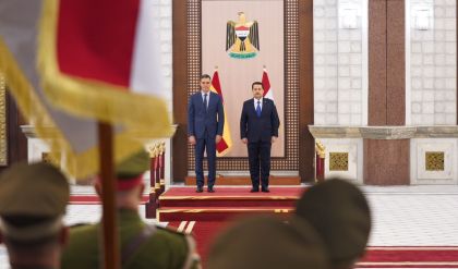 رئيس الوزراء يجري مراسم استقبال رسمية لنظيره الإسباني